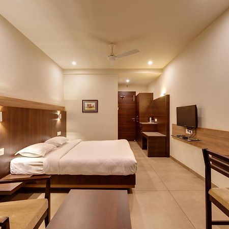 Hotel Classic Mid Town, Kolhapur Extérieur photo