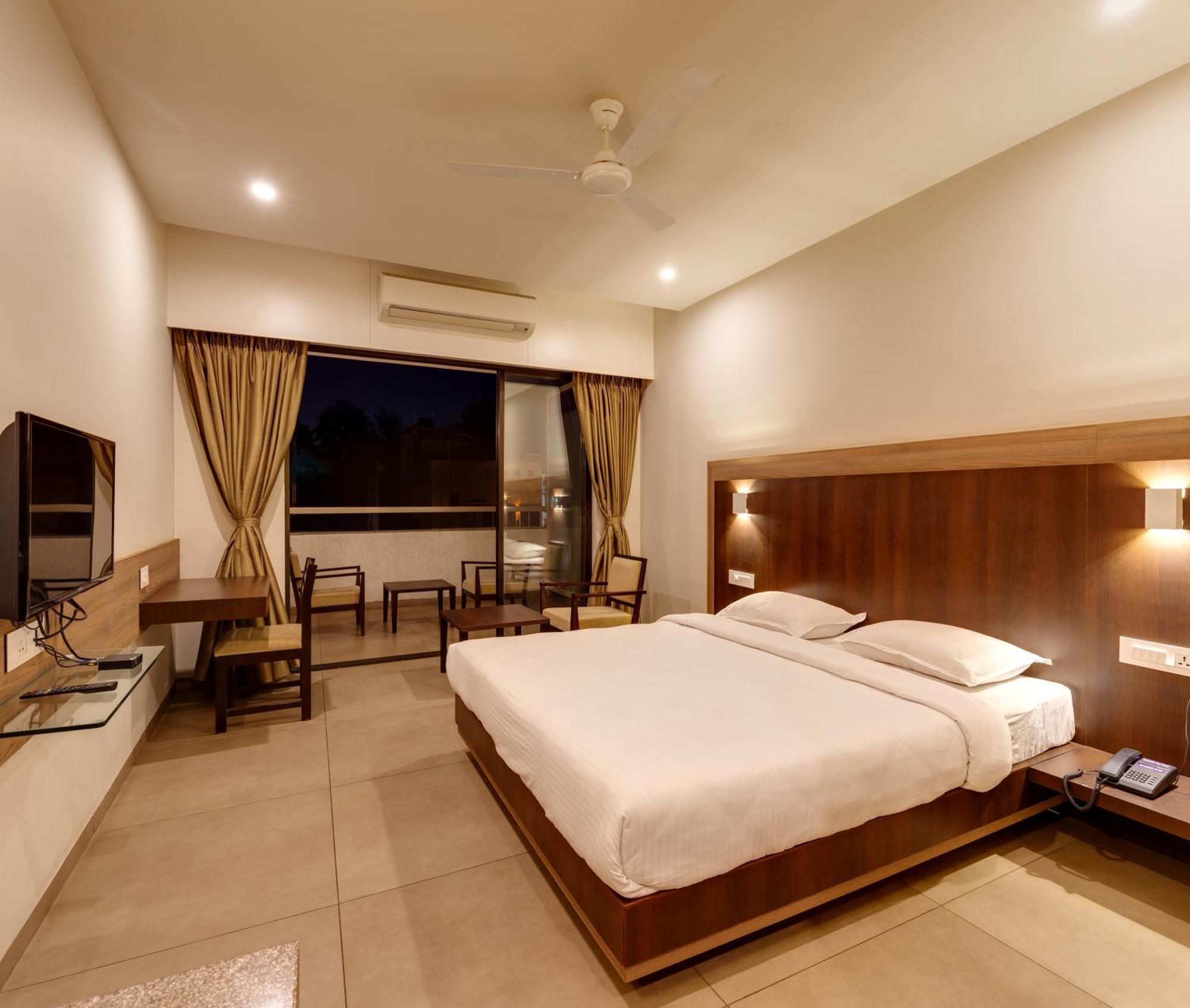 Hotel Classic Mid Town, Kolhapur Extérieur photo
