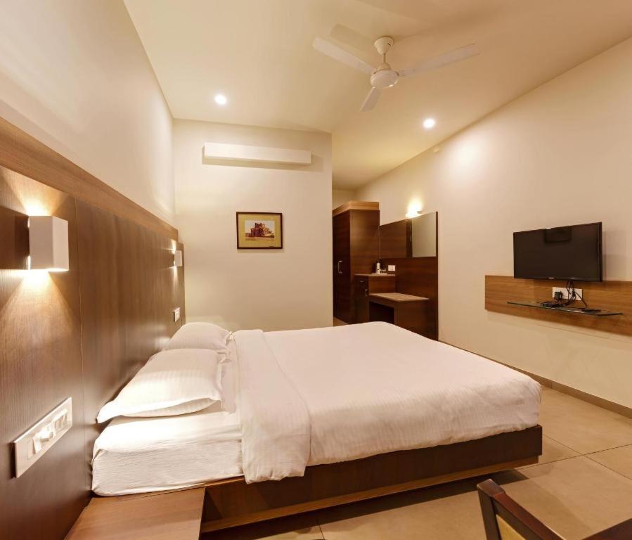 Hotel Classic Mid Town, Kolhapur Extérieur photo