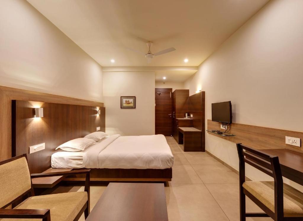 Hotel Classic Mid Town, Kolhapur Extérieur photo