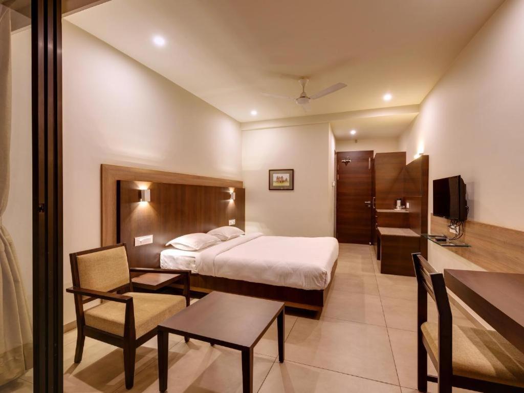 Hotel Classic Mid Town, Kolhapur Extérieur photo