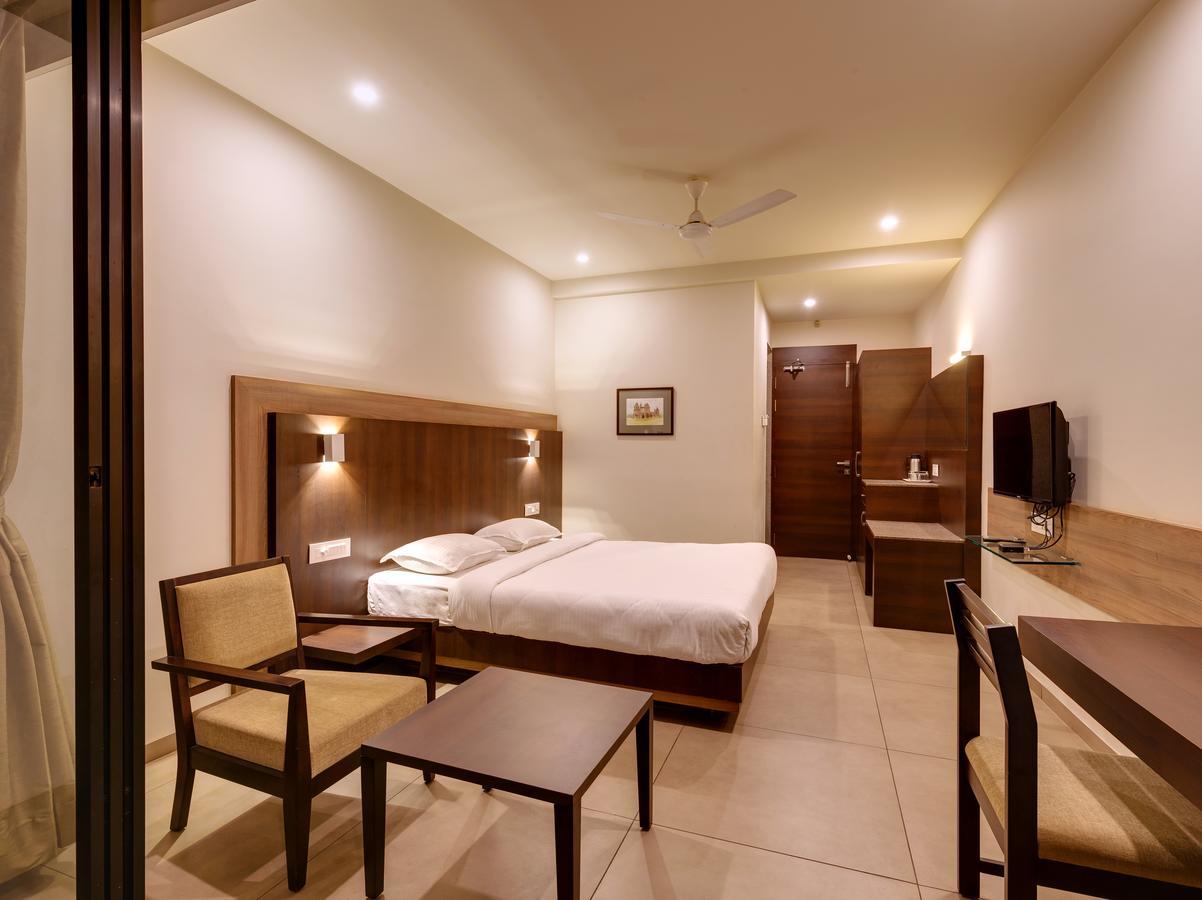 Hotel Classic Mid Town, Kolhapur Extérieur photo