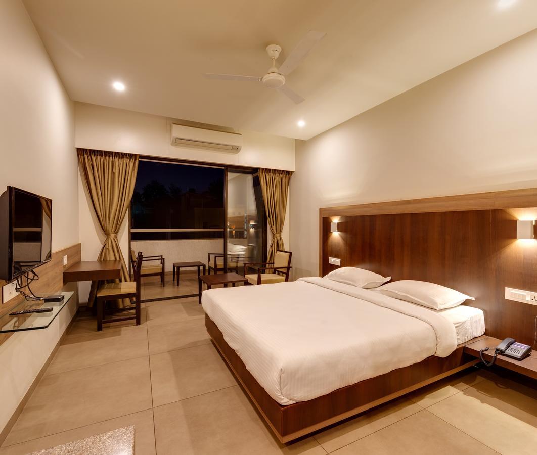 Hotel Classic Mid Town, Kolhapur Extérieur photo